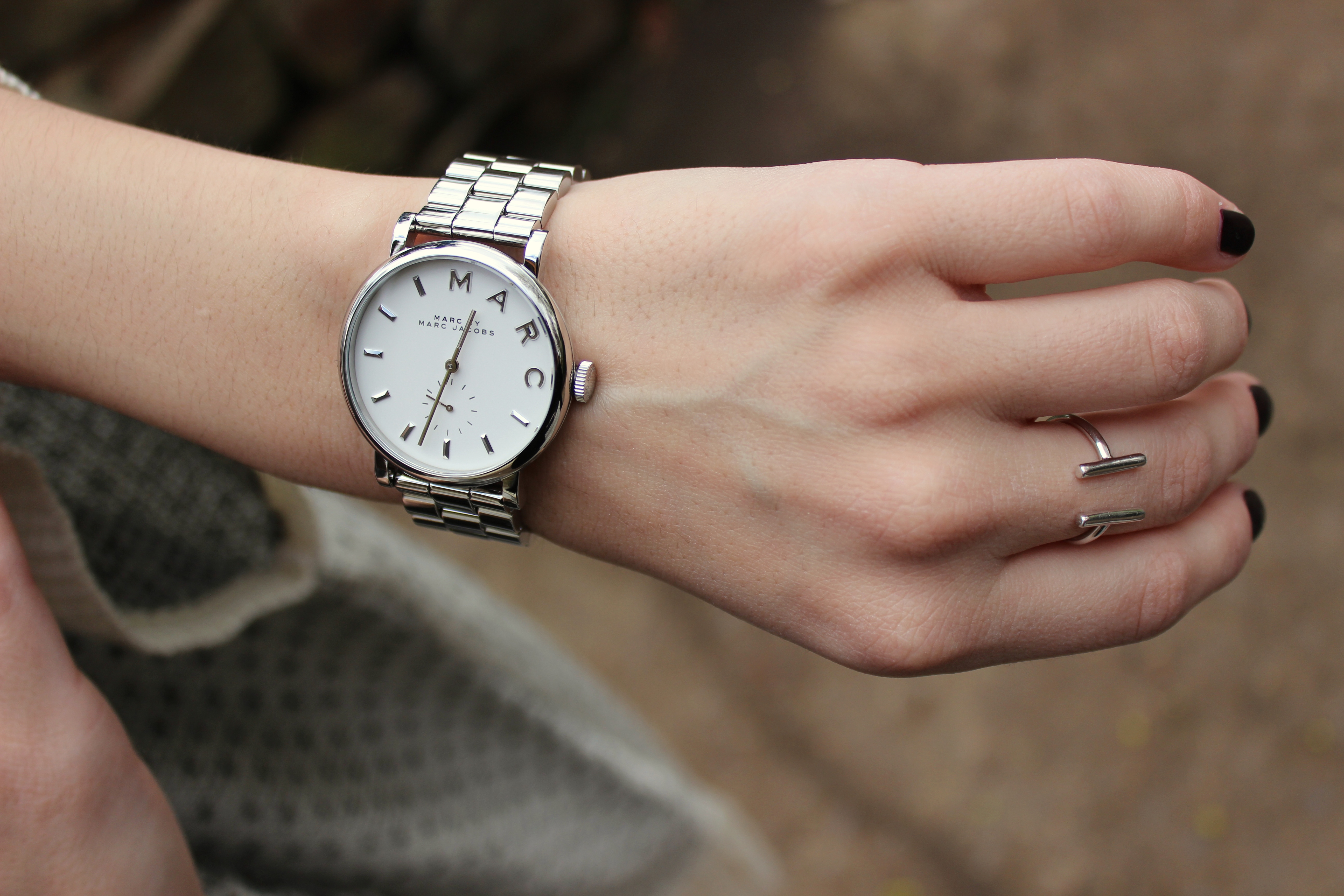 Часы для женщины 50. Часы на руку женские. Наручные женские часы на руке. Мужские часы на женской руке. Часы металлические женские на руке.